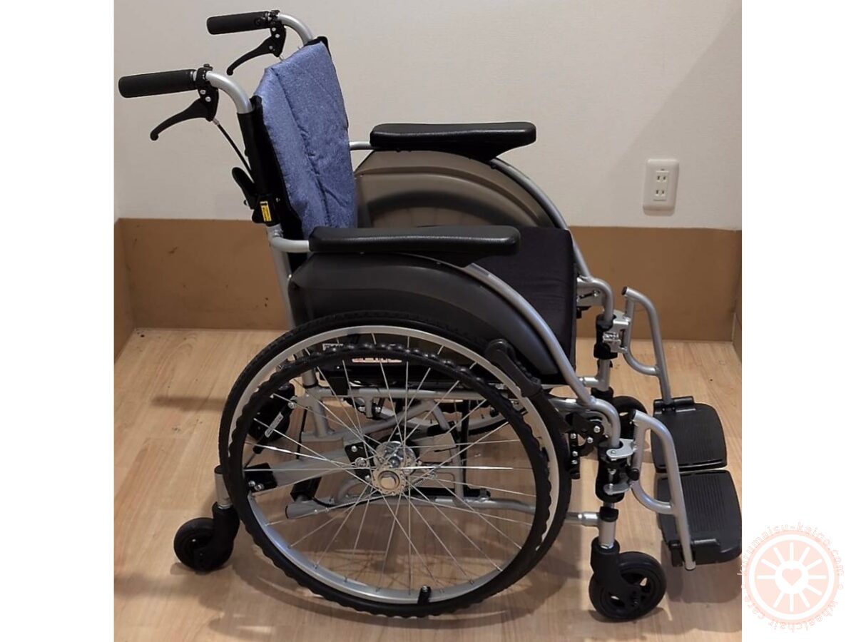 六輪タイプの車椅子（前後に補助輪が付いた構造）