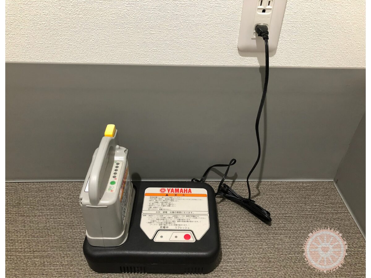 ヤマハ電動車椅子のグレーバッテリーと黒色充電器の互換性例