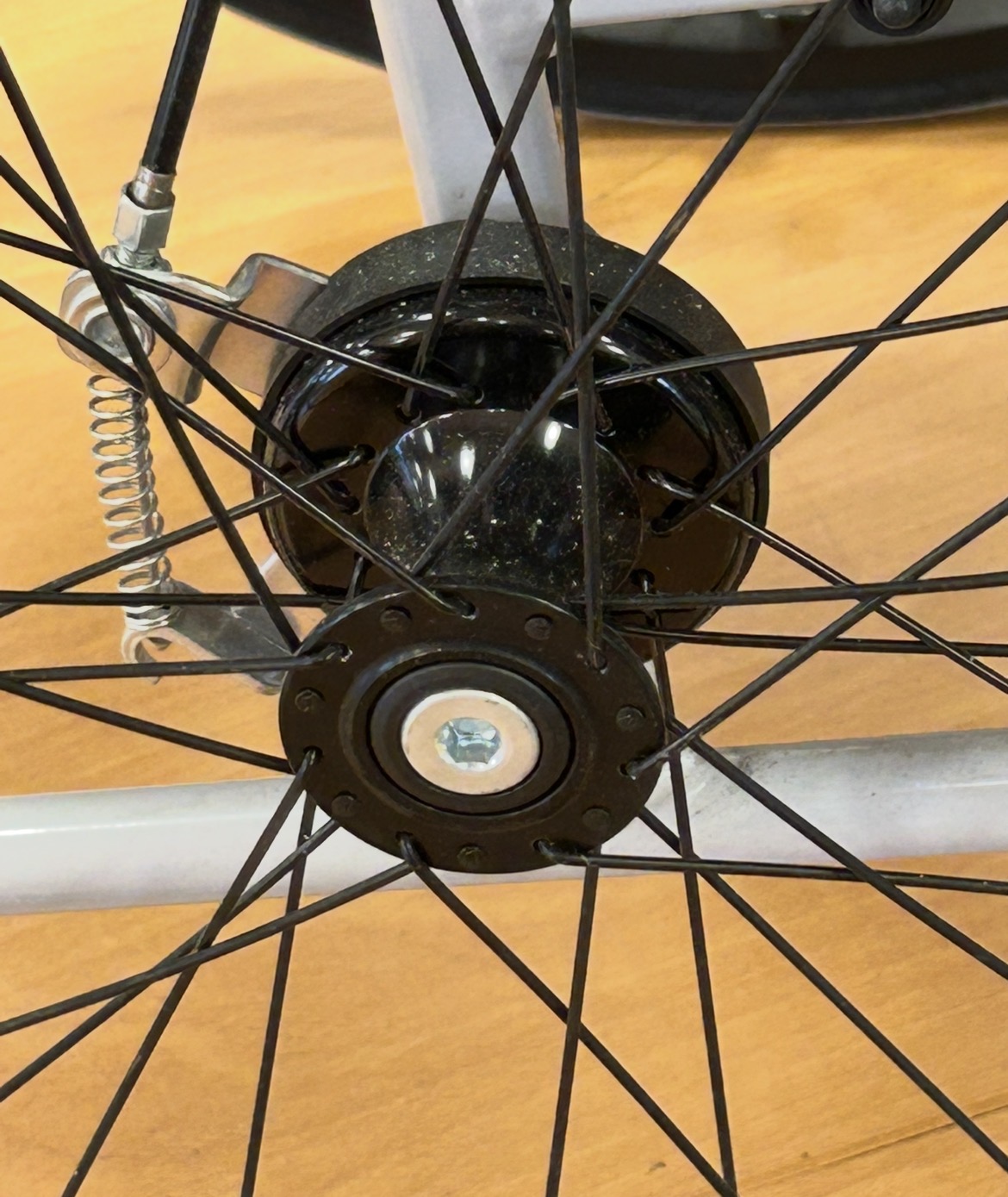 車椅子の後輪に付いているドラム式ブレーキの構造