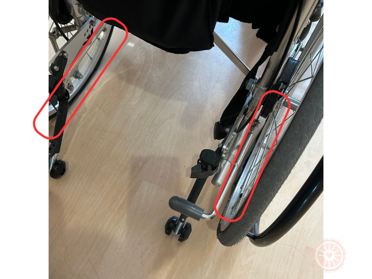 空気圧不足で後輪がペタンコになっている車椅子