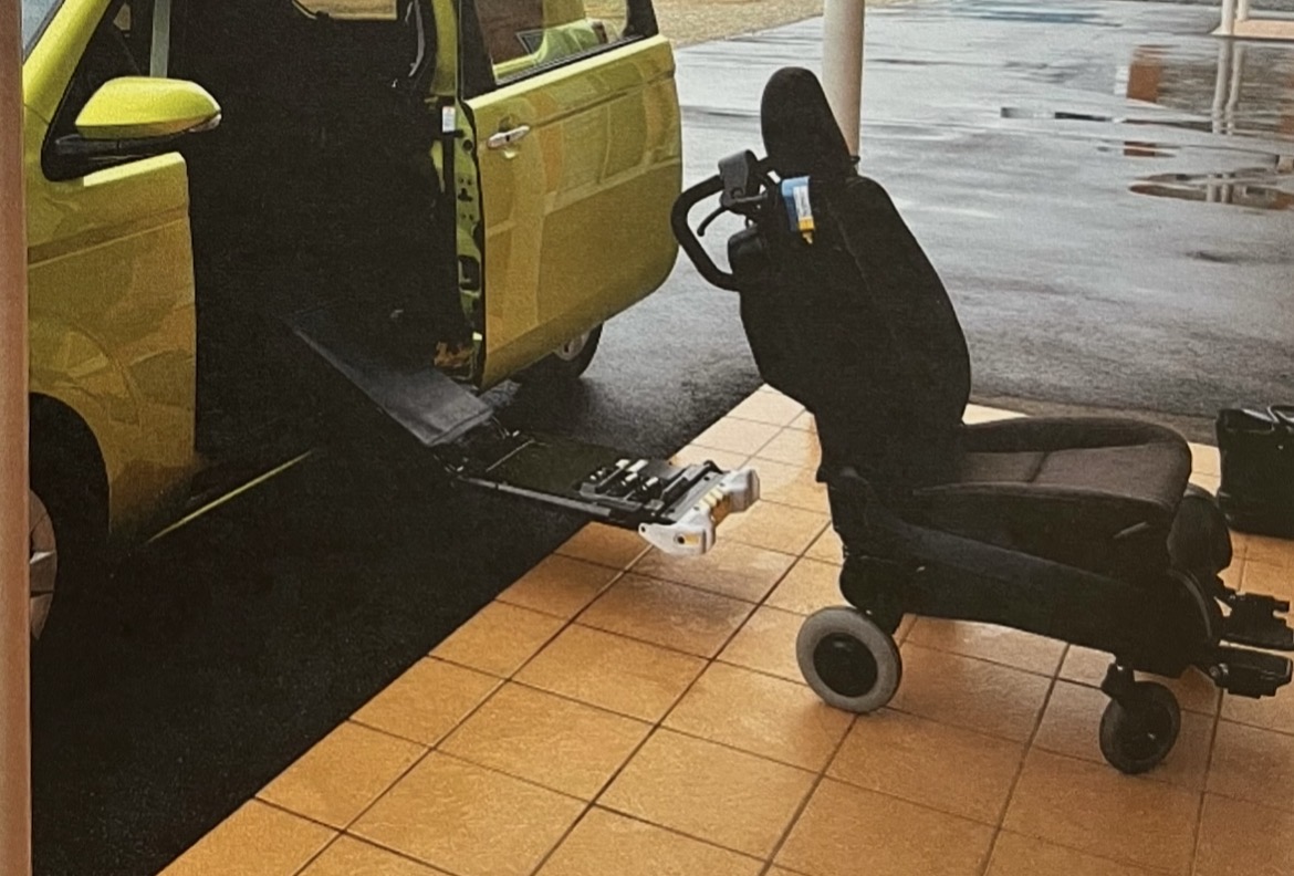 スペイド助手席電動車椅子 車外へ離脱した状態