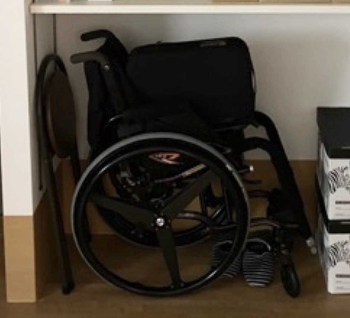 自走式車椅子オーエックスOXを折りたたんで収納している様子