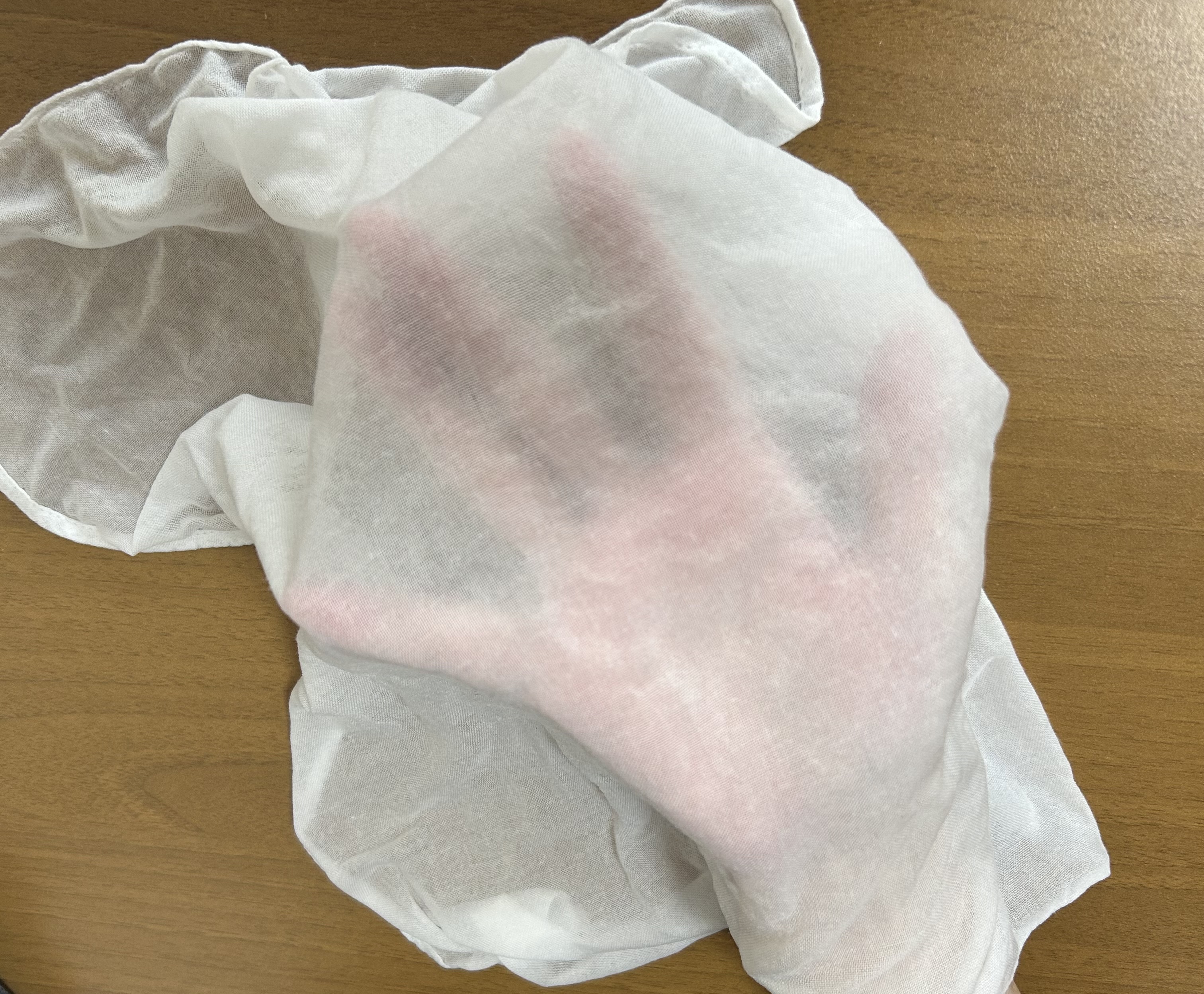 濡れた竹布洗顔クロスを広げた手の平に乗せた様子