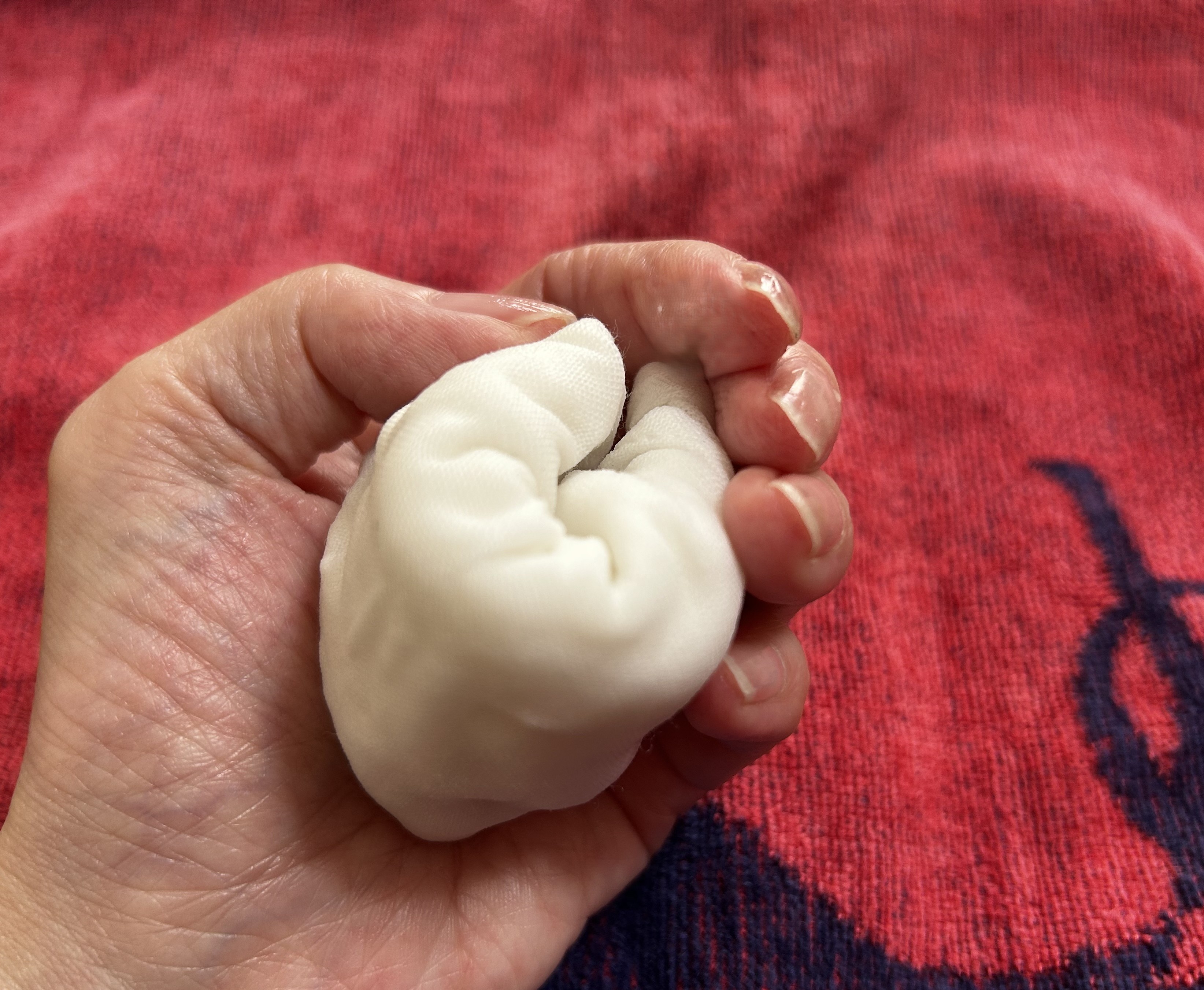 竹布洗顔クロスがしっかり濡れた状態を手の平に収めた様子