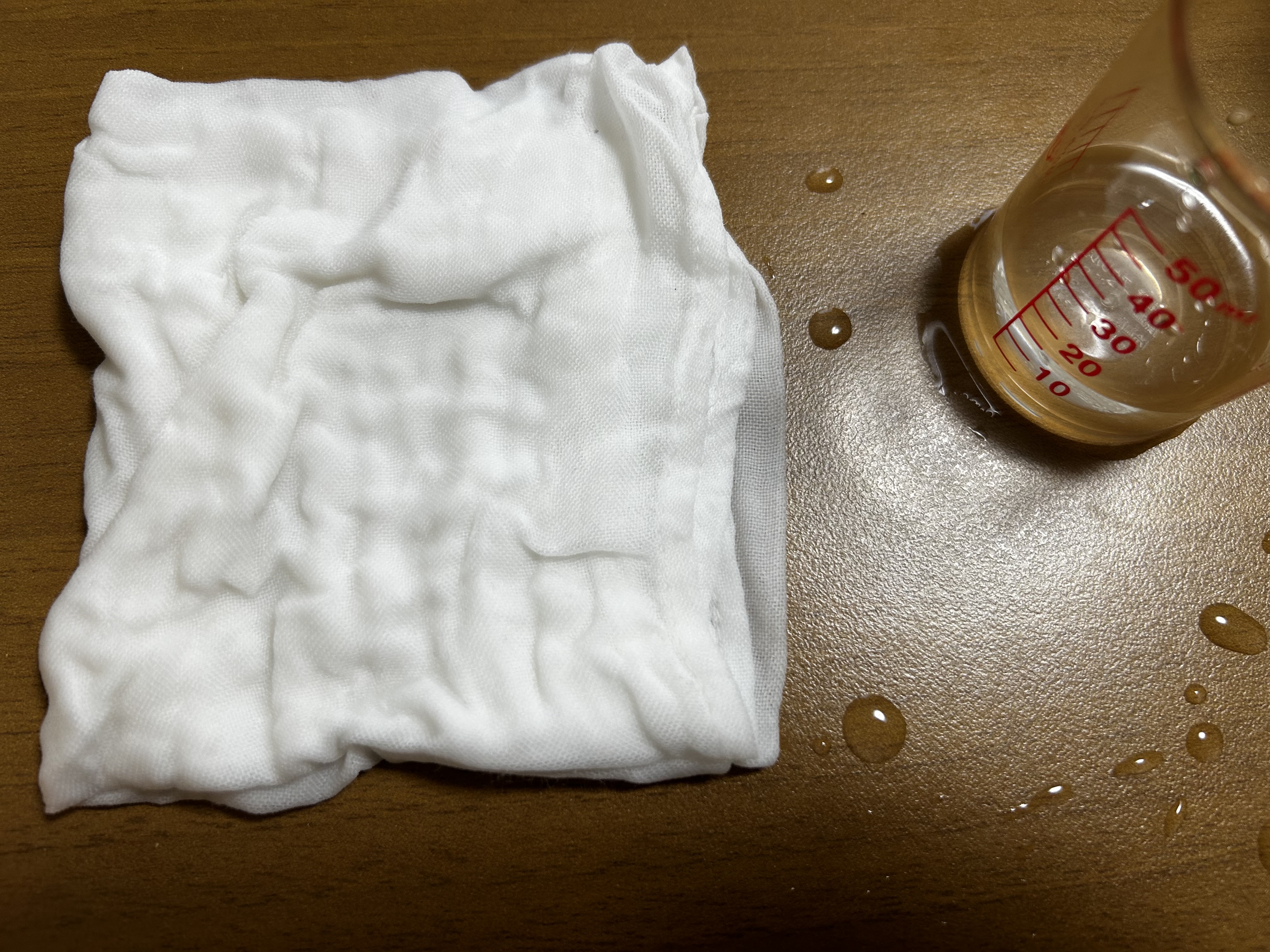 びしょびしょに濡らした竹布洗顔クロスと計量カップに残った15CCの水