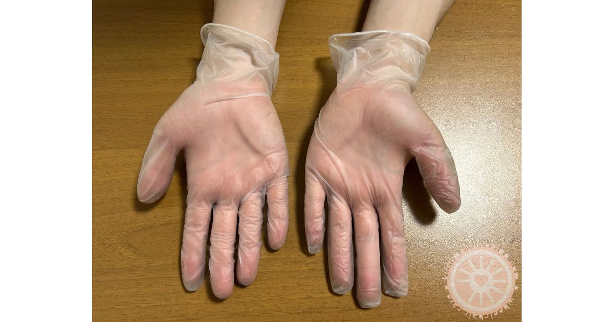 手に密着するニトリル手袋の装着状態